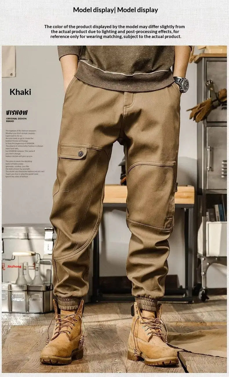 Pantalons cargo pour hommes à coupe ample, style décontracté et vêtement de travail, en kaki, avec plusieurs poches et des poignets élastiques pour un port confortable.