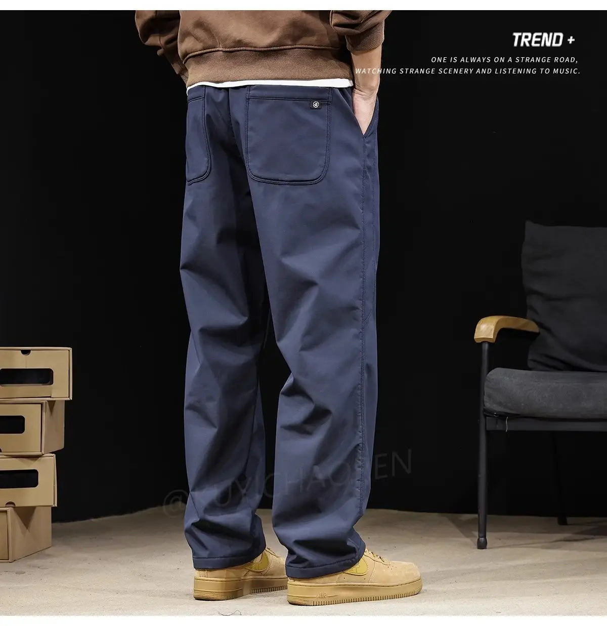 Herren-Cargohose im japanischen Retro-Stil in Marineblau mit zwei Vordertaschen und Knopfverschluss.