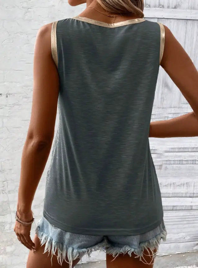 Graues Tanktop mit silbernem Zierbesatz im ärmellosen grauen Stoff mit goldfarbenem Zierbesatz entlang des Halsausschnitts und der Armlöcher mit lockerer Passform