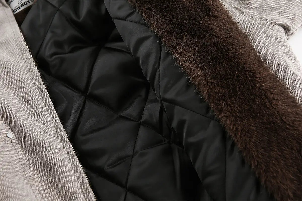 Chaqueta puffer gris con interior acolchado negro y forro de piel sintética marrón, en un abrigo acolchado de invierno de algodón con forro de piel sintética para hombre y mujer.