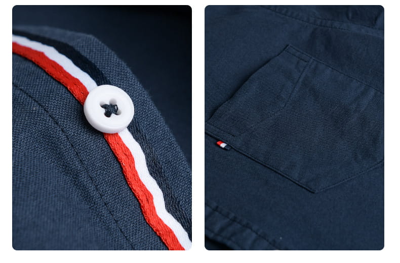 Herren-British-Style-gestreiftes Oxford-Baumwollhemd mit langem Arm in dunkelblau mit einem weißen Knopf, schwarzer Zierstichführung und rot-weißem gestreiftem Besatz entlang des Ärmels.