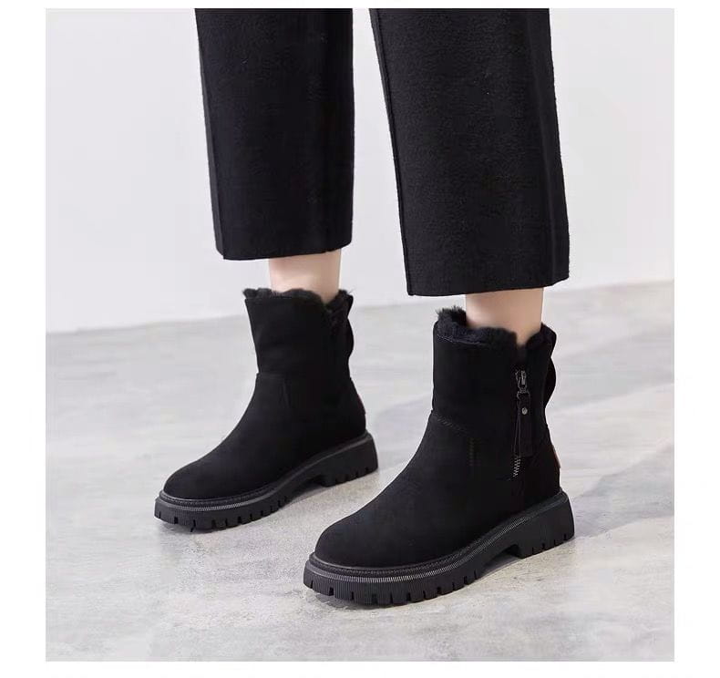 Schwarze Wildleder-Knöchelstiefeletten für Damen mit weichem Kunstfellfutter und robusten Gummisohlen, ausgelegt als Winterstiefel, mit beiger Shearling-Optik