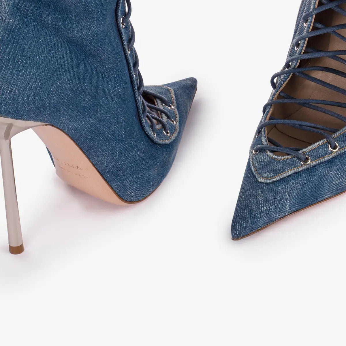 Des sandales à talon aiguille haut à bout pointu en mesh à lacets en denim bleu, avec un talon métallique fin.