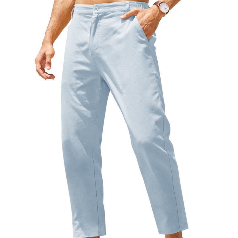 Hellblaue Slim-Fit Herren-Cotton-Linen-Freizeit-Hosen mit hohem Stretchanteil, mit Knopfverschluss und seitlichen Taschen.