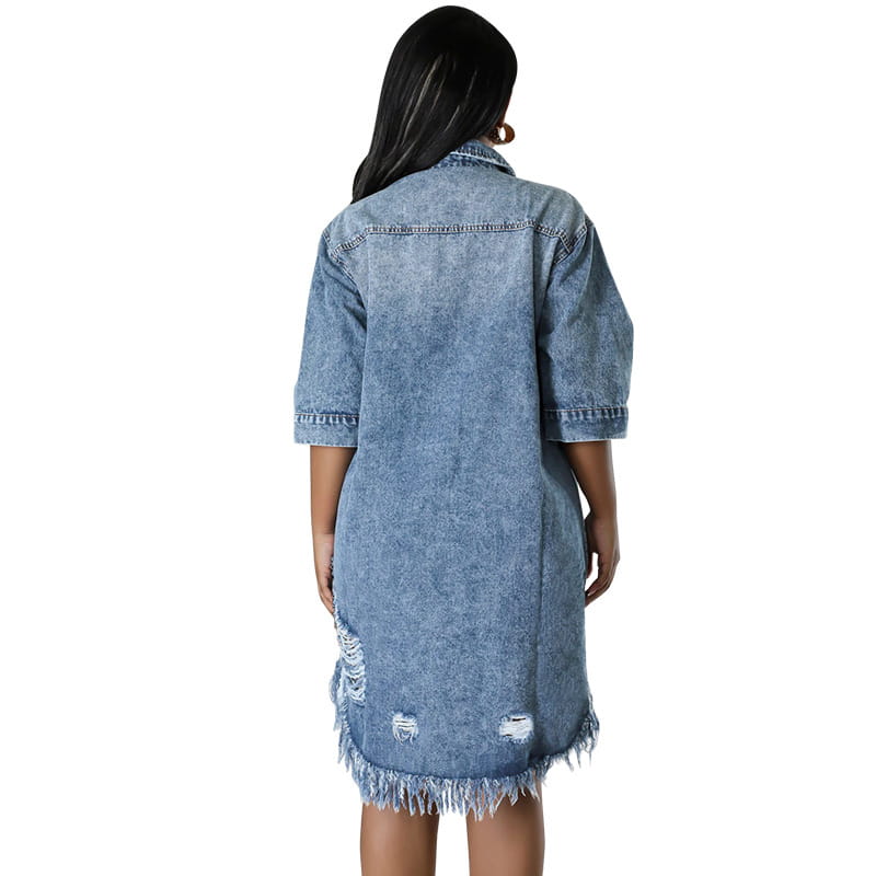 Robe chemise midi en denim délavé bleu, ourlet effiloché et déchiré, avec manches trois-quarts.