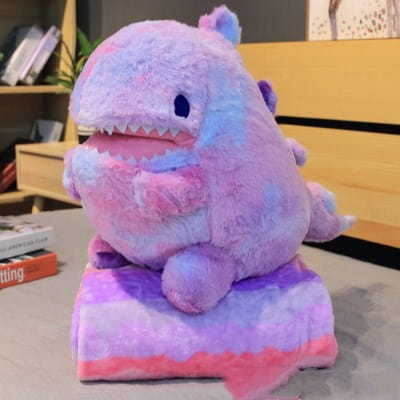 やわらかな毛並みと親しみのある表情を備えた、パープルとピンクのタイダイ模様のぬいぐるみ恐竜（60cm）。