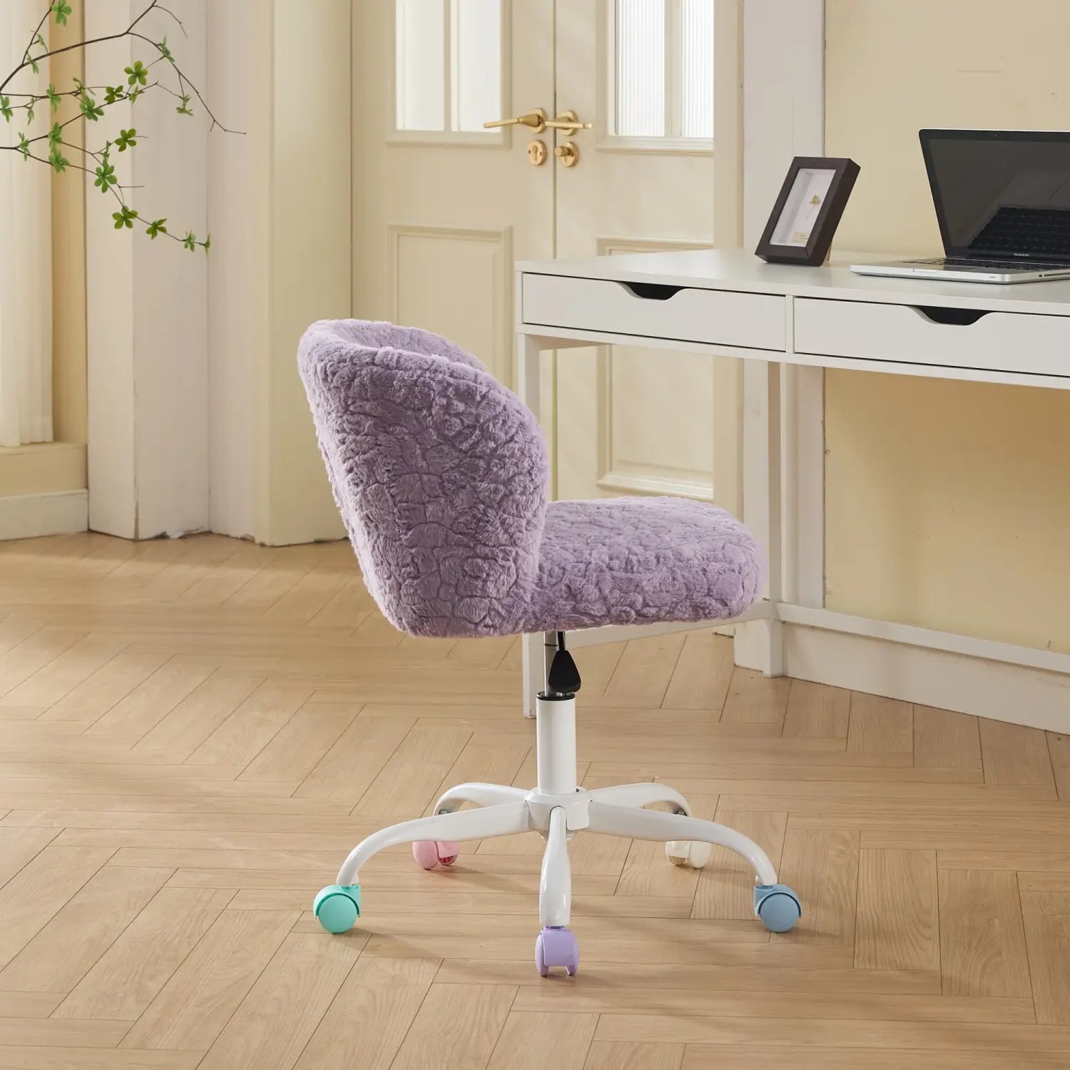 Fauteuil de bureau en fausse fourrure violette avec une base blanche et des roues pivotantes colorées, présenté depuis l’arrière.