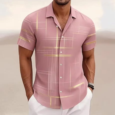 Ein rosafarbenes Herren-Geometric-Shortsleeve-Hemd mit Knopfleiste mit dezentem goldfarbenem Gittermuster aus leichtem Material.