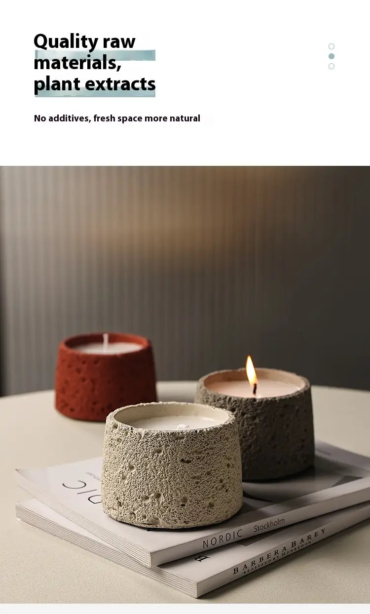 Trois supports de bougie en ciment texturé aux tons terreux, avec surface en béton moucheté, conçus comme des coupelles d’aromathérapie réalisées dans un matériau naturel
