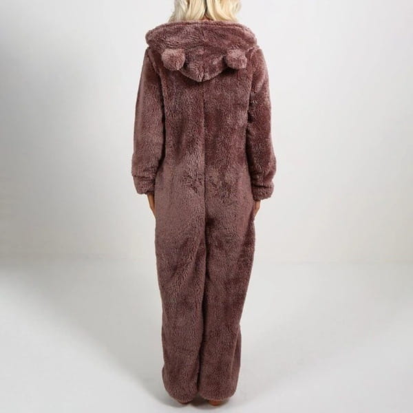 Traje de pijama de una sola pieza en forro polar suave color malva, con capucha que presenta dos orejas de gato de pompón suaves, diseñado para un descanso y sueño cómodos