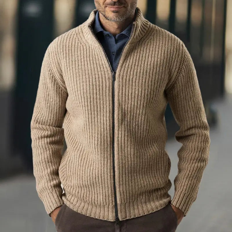 Beige Herren-Slim-Fit-Rippstrick-Zip-up-Sweaterjacke mit hohem Kragen und schwarzem Reißverschluss.