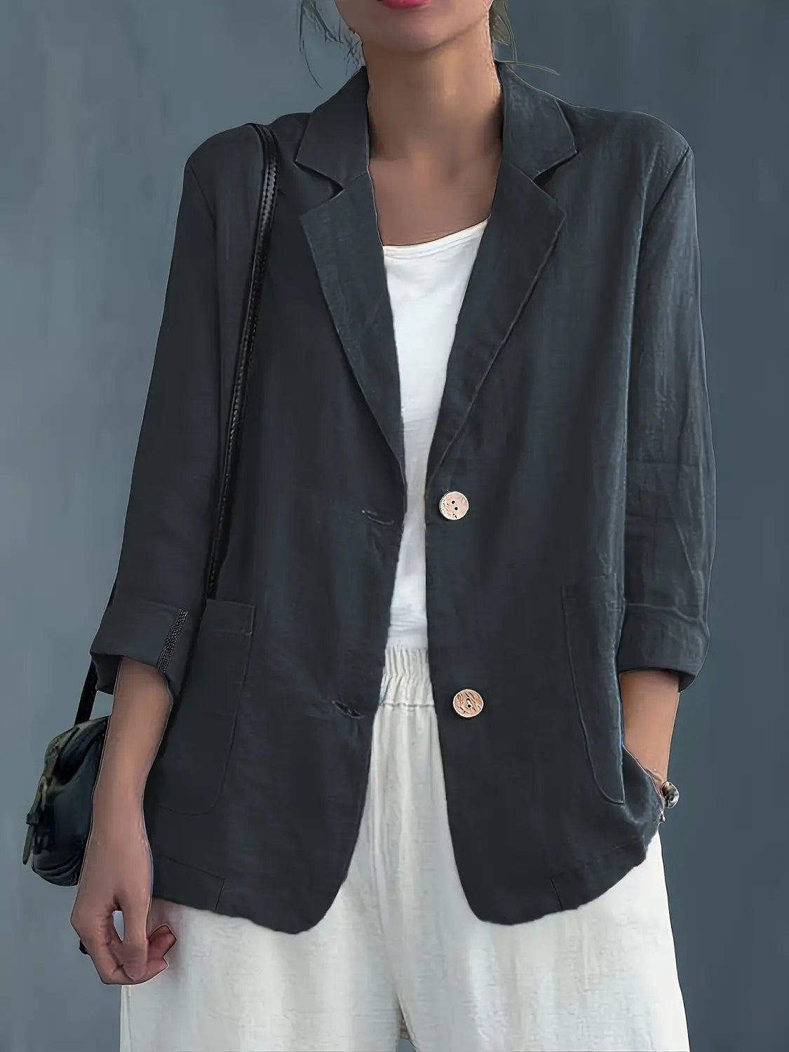 Blazer de lino color gris oscuro para mujer con mangas tres cuartos y botones color dorado rosado, diseñado para ropa de trabajo casual.