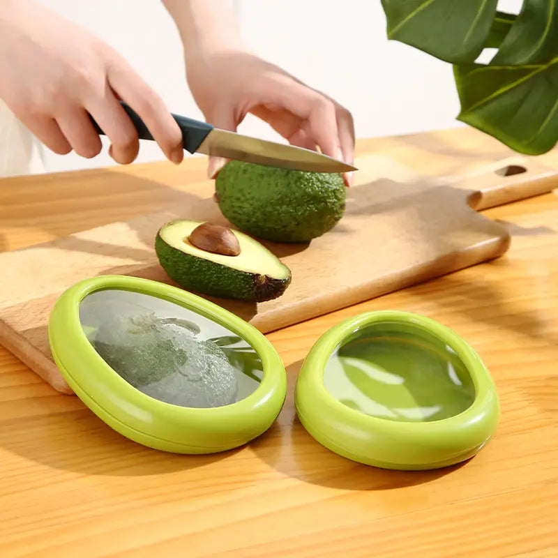 Ensemble trancheur et conserveur en silicone de couleur vert citron, en forme d’avocat, avec des inserts en plastique transparent, faisant partie d’un coffret de conservation fraîche pour rangement alimentaire (4 pièces).