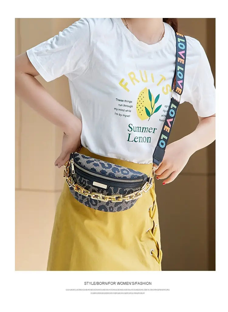 Gürteltasche mit Leopardenmuster für Damen mit einem Kettenträger in Goldton und schwarzem Reißverschluss mit Leopardenmuster.