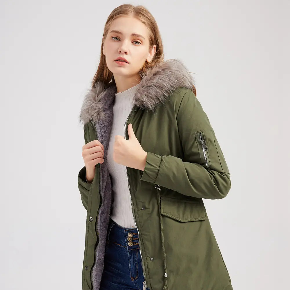 parka de invierno con cuello de piel para mujer de algodón acolchado en color verde oliva, con capucha forrada con piel sintética gris y cierre frontal con cremallera