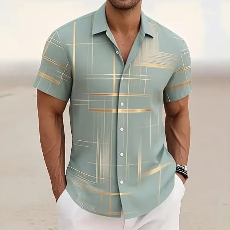 Ein hellgrünes Herren-Geometric-Shortsleeve-Hemd mit Knopfleiste mit dezentem goldfarbenem geometrischem Muster.
