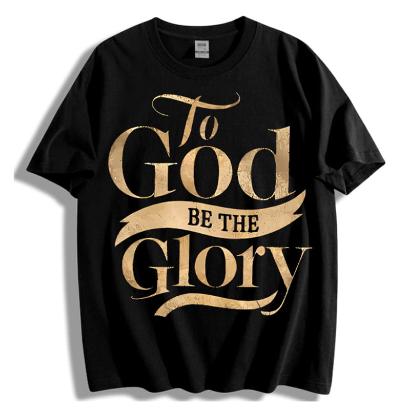 Camiseta negra de algodón con estampado en pan de oro con la frase «to god be the glory» en una tipografía elegante y desgastada tipo caligrafía, para un aspecto fiel y con estilo