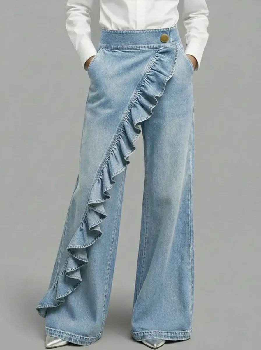 Pantalones de tiro alto de mezclilla de lavado claro de pernera ancha con detalle distintivo de panel lateral con volante.