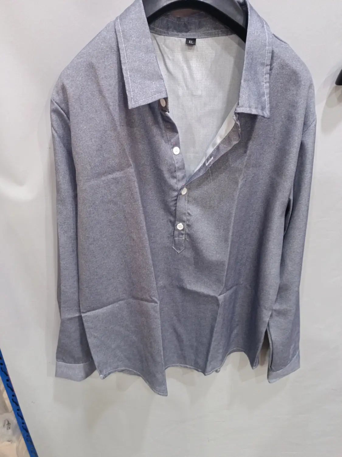 Herren-Texturiertes Hemd mit langen Ärmeln, grau, mit Kragen und weißen Knöpfen, im Stil eines Cardigans mit kurzen Ärmeln.