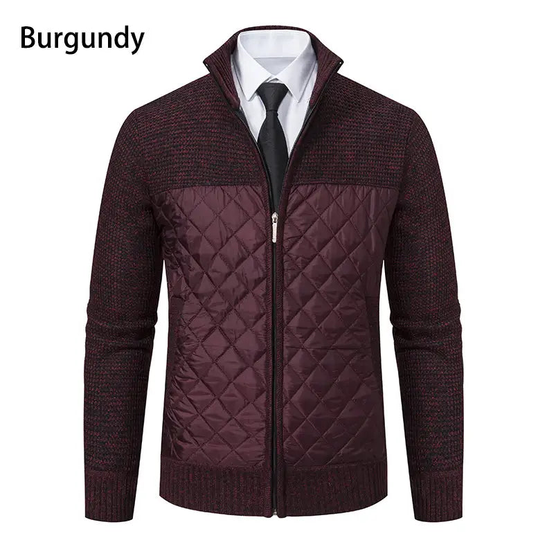 Cardigan matelassé pour homme à col montant, en bordeaux, avec un panneau matelassé à losanges cousus en travers de la poitrine, ainsi qu’un col et des manches en maille texturée.