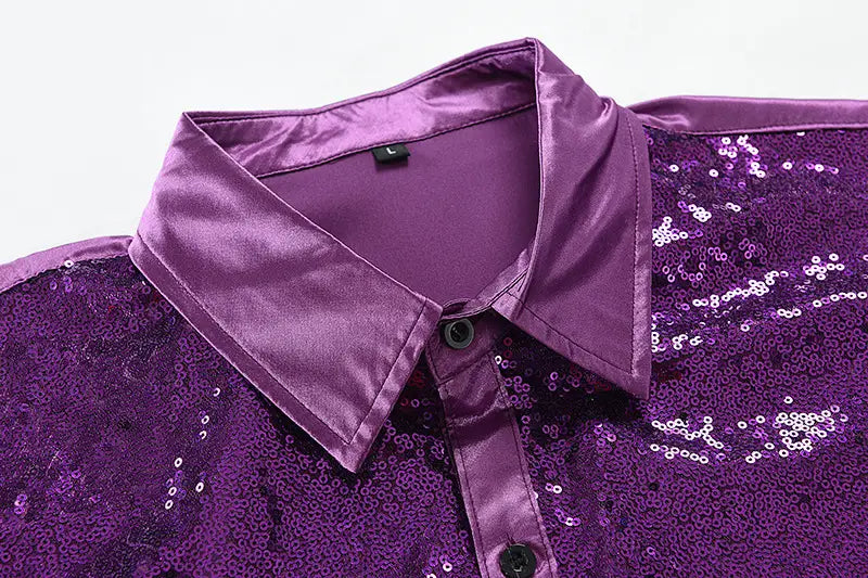 Herren-Slim-Fit-Paillettenkleid für Partys mit einer lila paillettierten Bluse, Satin-Kragen und schwarzen Knöpfen.