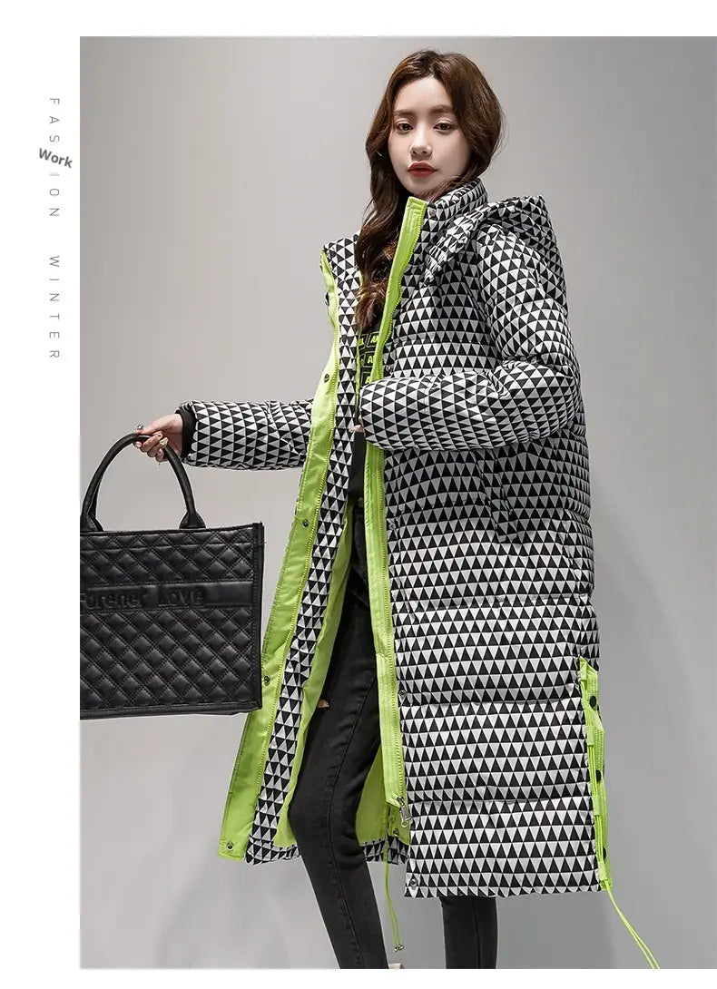 Design manteau matelassé en coton à carreaux pour femmes pied-de-poule en motif géométrique noir et blanc avec accents de fermeture zippée vert néon.