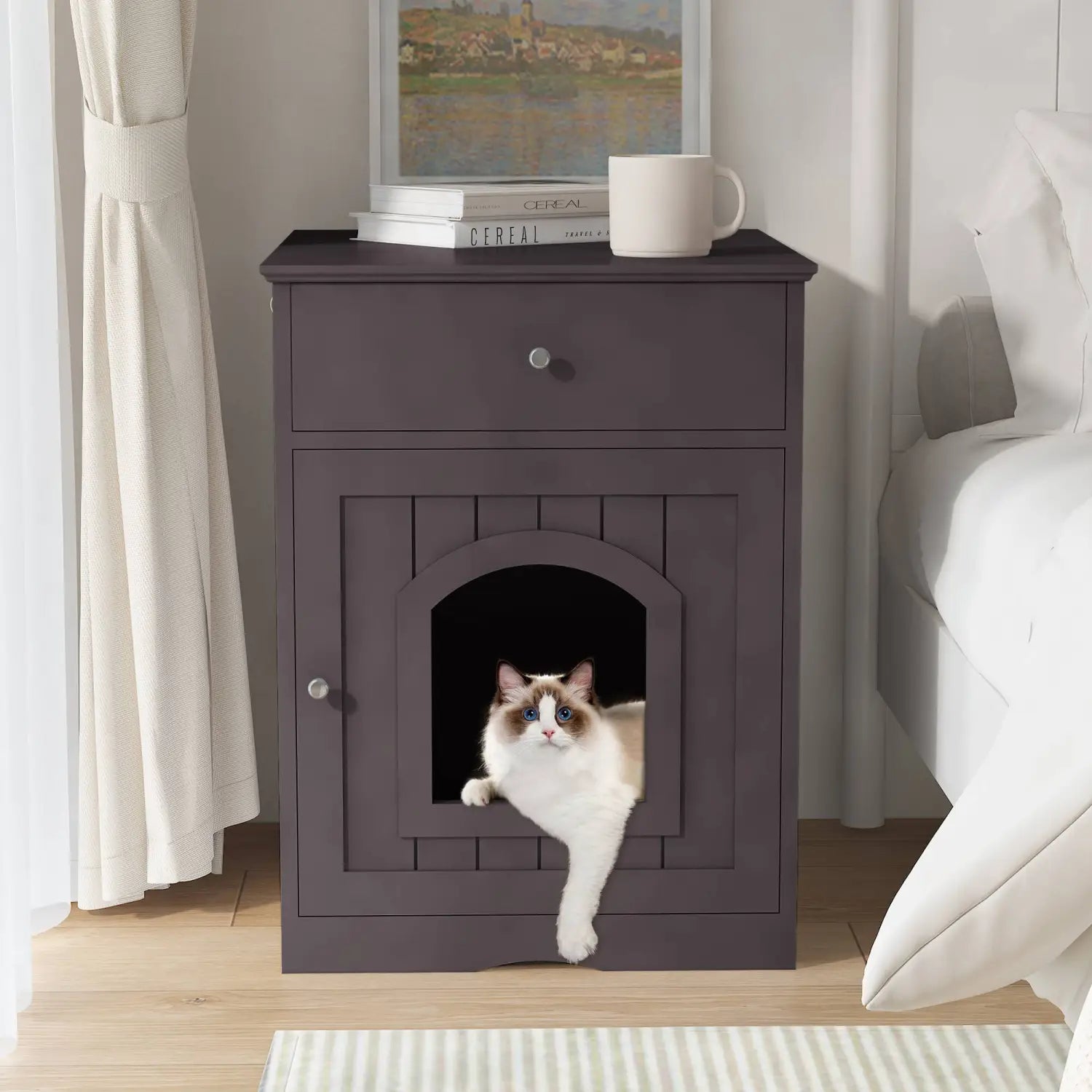 Ein dunkelgrauer Nachttisch aus Holz als Einfassung für eine Katzenkloschale mit gebogenem Eingang und einer darüberliegenden Schublade zur Aufbewahrung.