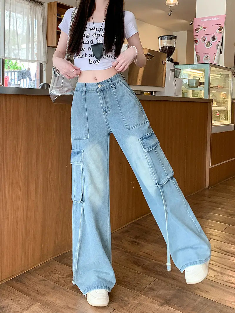 Jeans-Cargohose mit hellem Wasch mit entspanntem Schnitt für weite Beine und mehreren funktionalen Taschen.