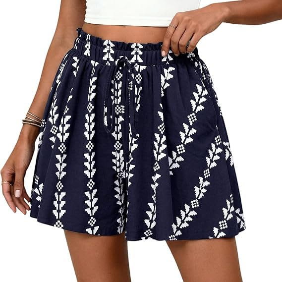 Marineblaue Shorts mit floralen Mustern und hoher Taille im A-Linien-Schnitt mit weißen geometrischen Blattmustern und einem Kordelzug-Bund.