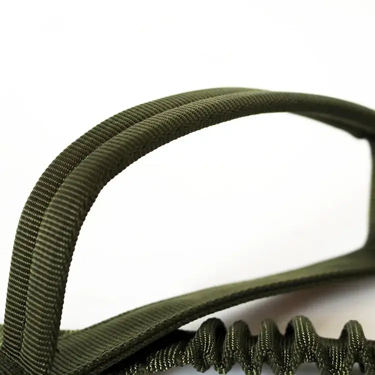 Poignée en tissu tissé vert olive avec une section élastique enroulée sur une laisse tactique en bungee élastique pour chien avec doubles poignées de contrôle