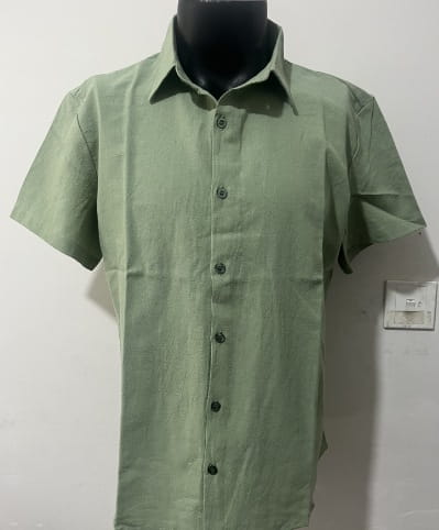 Chemise pour homme en lin à manches courtes vert clair, en tissu respirant, col classique et boutons foncés affichés sur un mannequin.