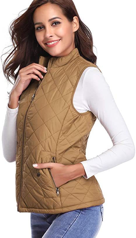 Chaleco acolchado tipo puffer de algodón color beige para mujer con cuello alto y cremallera frontal, diseñado con bolsillos.