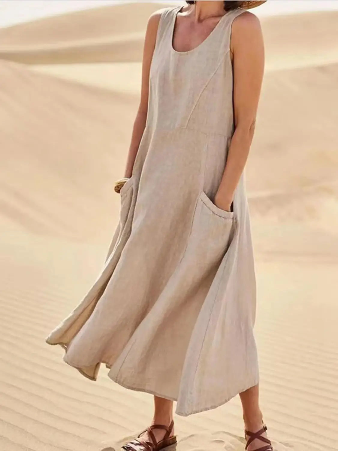 Robe midi sans manches en lin beige, coupe ample et poches avant, dans un style trapèze en A.