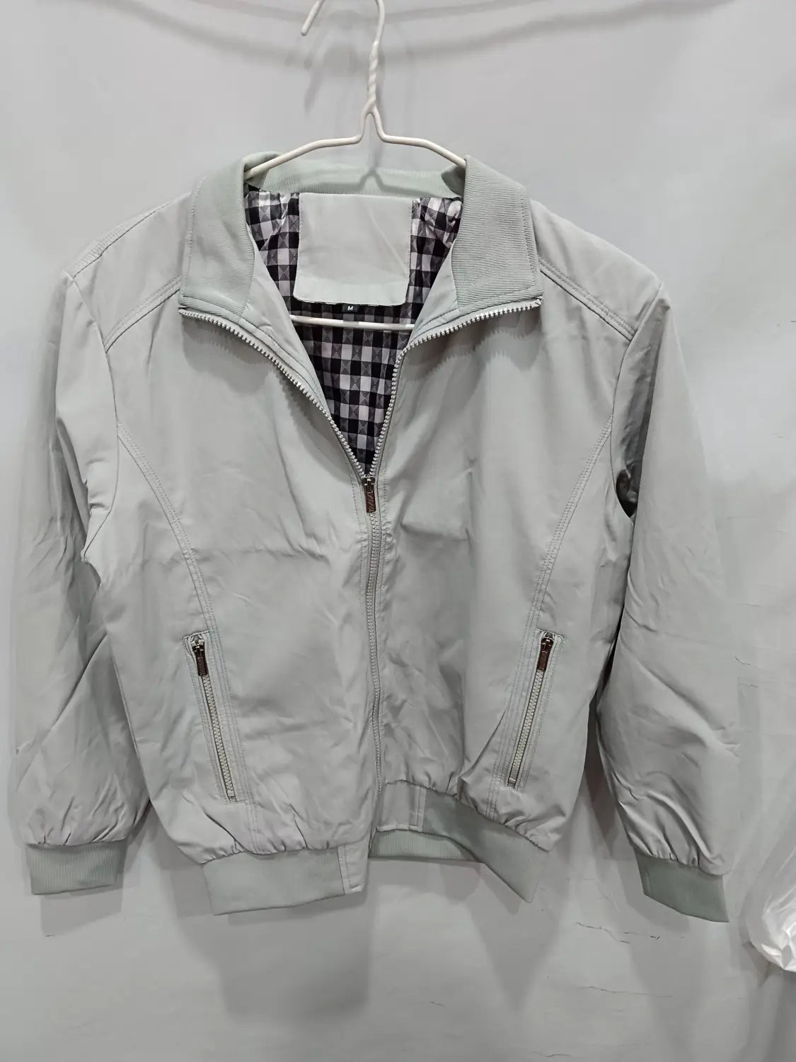 Veste bombardier légère pour homme en nylon gris clair, avec doublure à carreaux vichy noir et blanc et fermeture à glissière