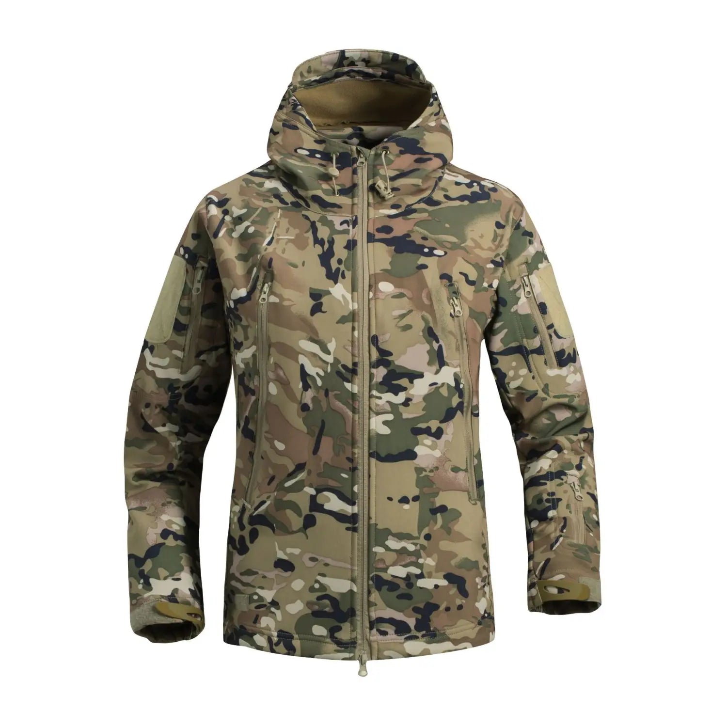 Veste tactique softshell à capuche en camouflage forestier multitonal, avec tissu renforcé et poches zippées, conçue pour la durabilité et l’utilité