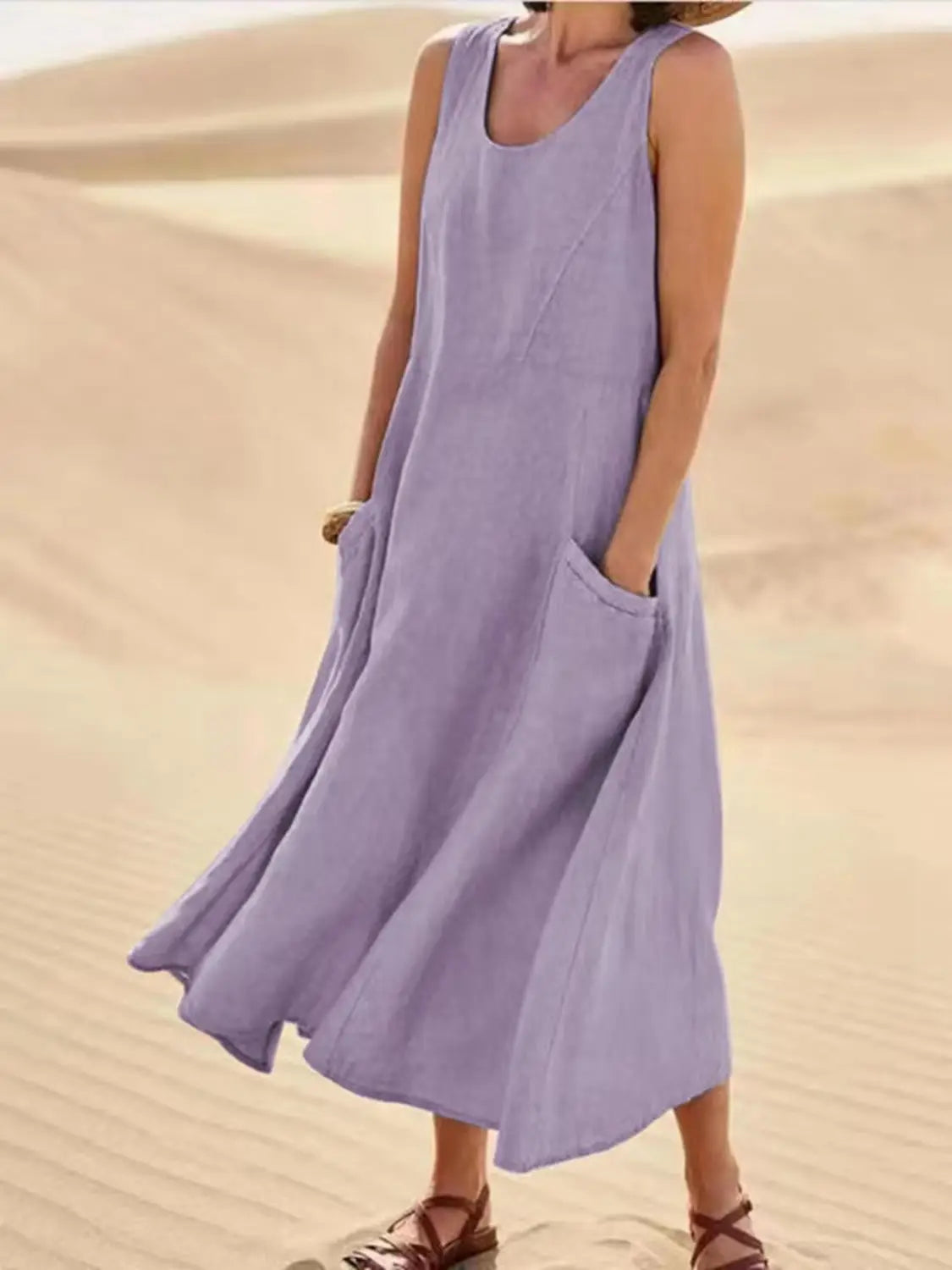 Une robe midi en lin lavande sans manches, fluide, à la coupe ample et dotée de poches avant, est présentée comme une robe longue maxi en lin trapèze en A sans manches avec des poches.