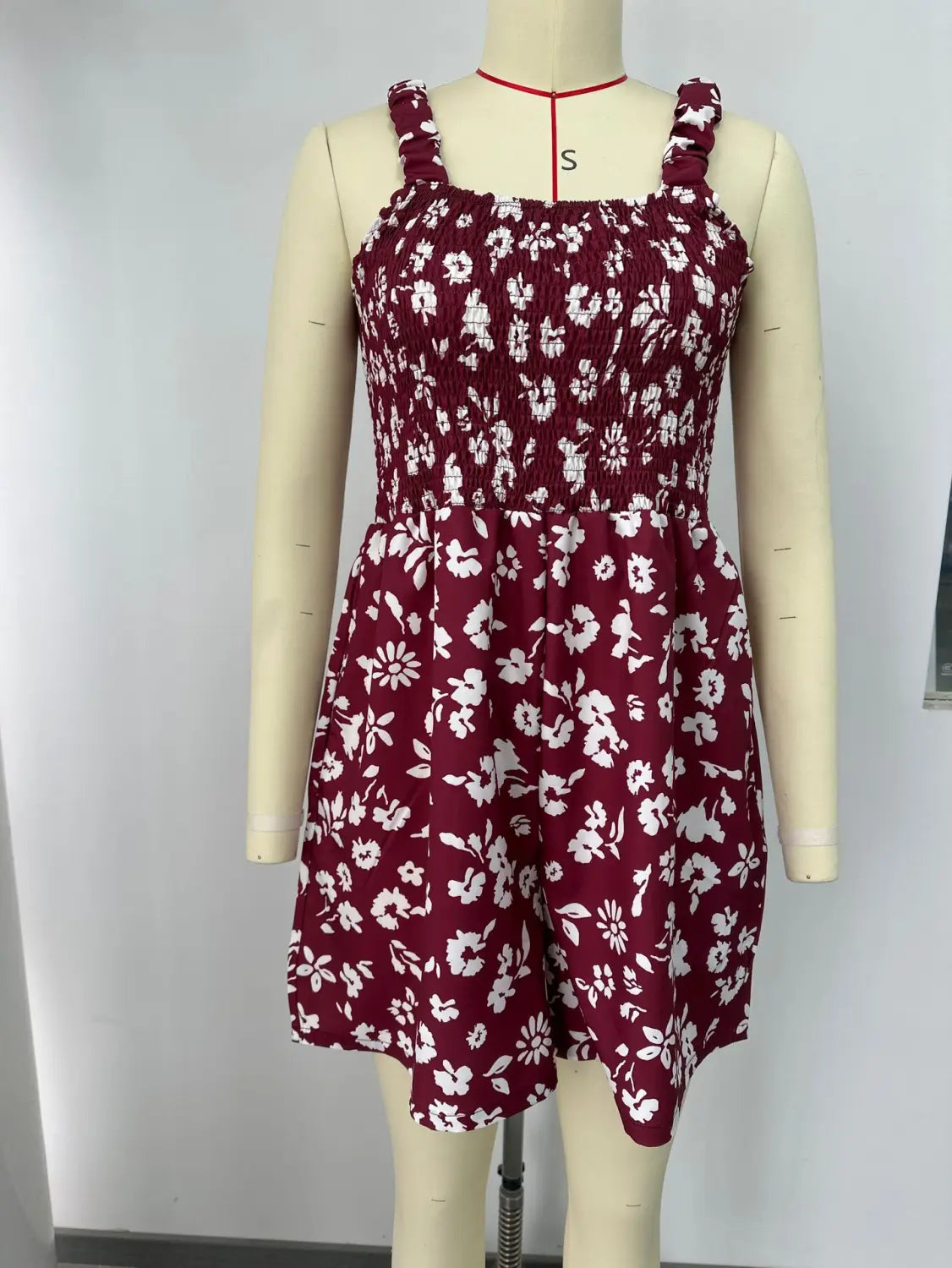 Mono tipo peto burdeos con estampado floral, sin mangas, para playa de verano, con flores blancas, tirantes de hombro con frunces y corpiño fruncido.