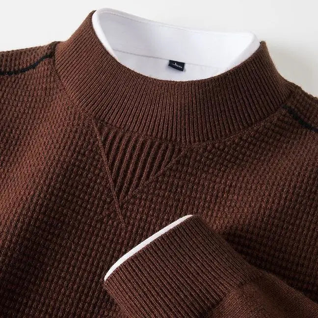 Herren-Pullover aus braunem, strukturiertem Strick mit Stehkragen, mit gerippten Bündchen und Kragen sowie weißem Innenfutter.