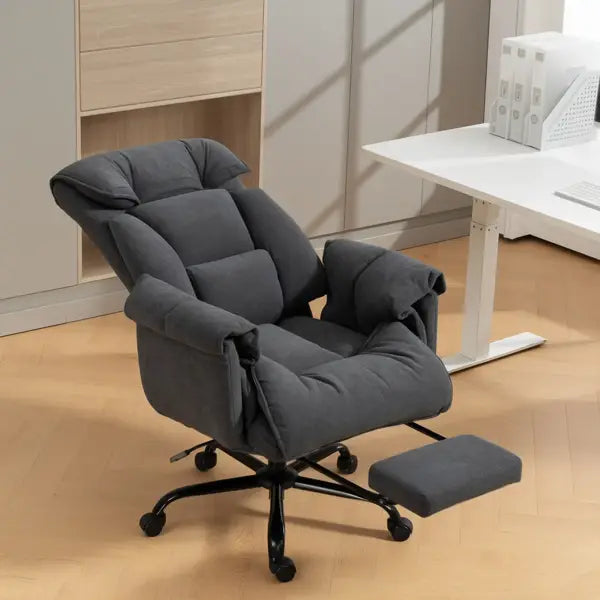 Gepolstert- grauer Massagesessel für das Büro mit Liegefunktion, Fußstütze und schwarzen Rollen, von der Rückseite dargestellt.