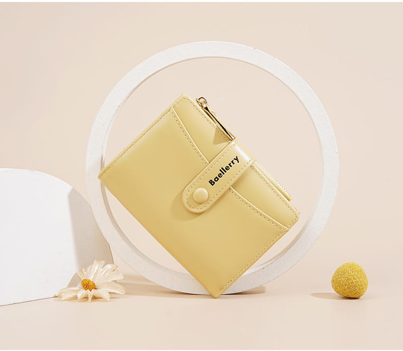 Una cartera pequeña de cuero PU Baellerry amarilla pálida para mujer, con acabado suave tipo cuero y cremallera con tono dorado.