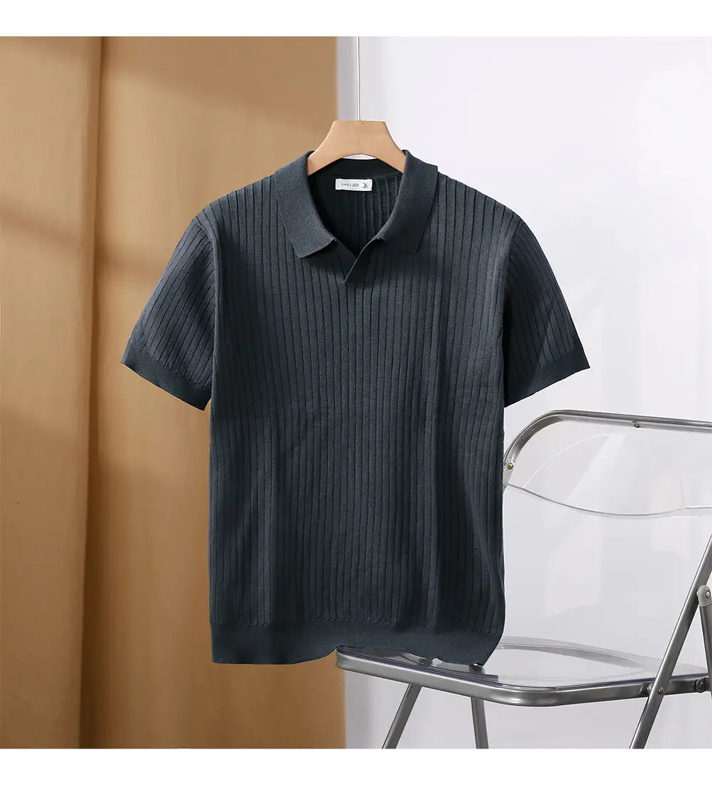 Schwarzes geripptes Strick-Poloshirt mit klassischem Kragen und kurzen Ärmeln, von vorn in einem gestreiften Jacquard-Strickdesign gezeigt