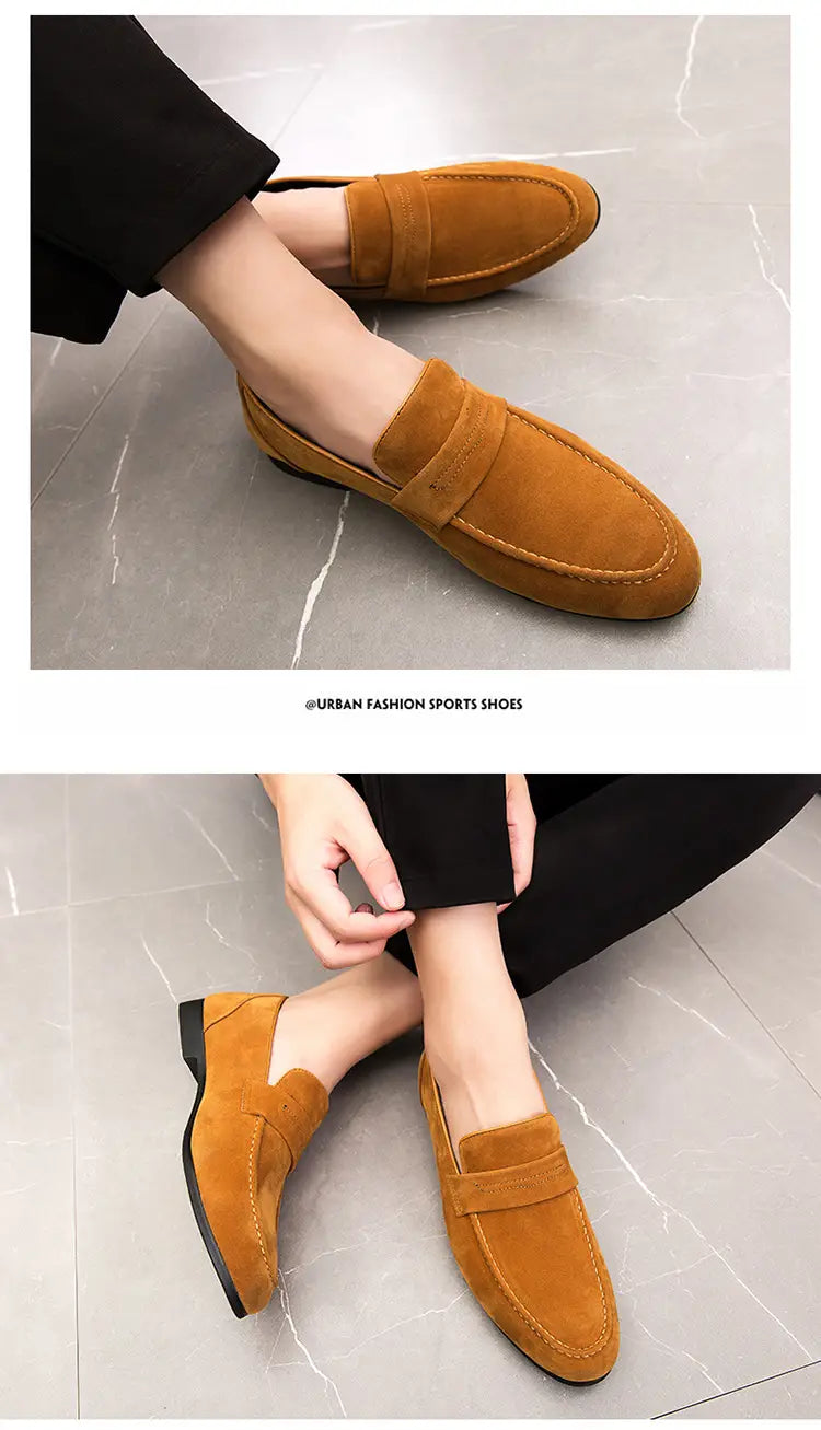 Mocassins en daim à enfiler pour homme en beige, avec un design classique à enfiler et des semelles en caoutchouc noires.