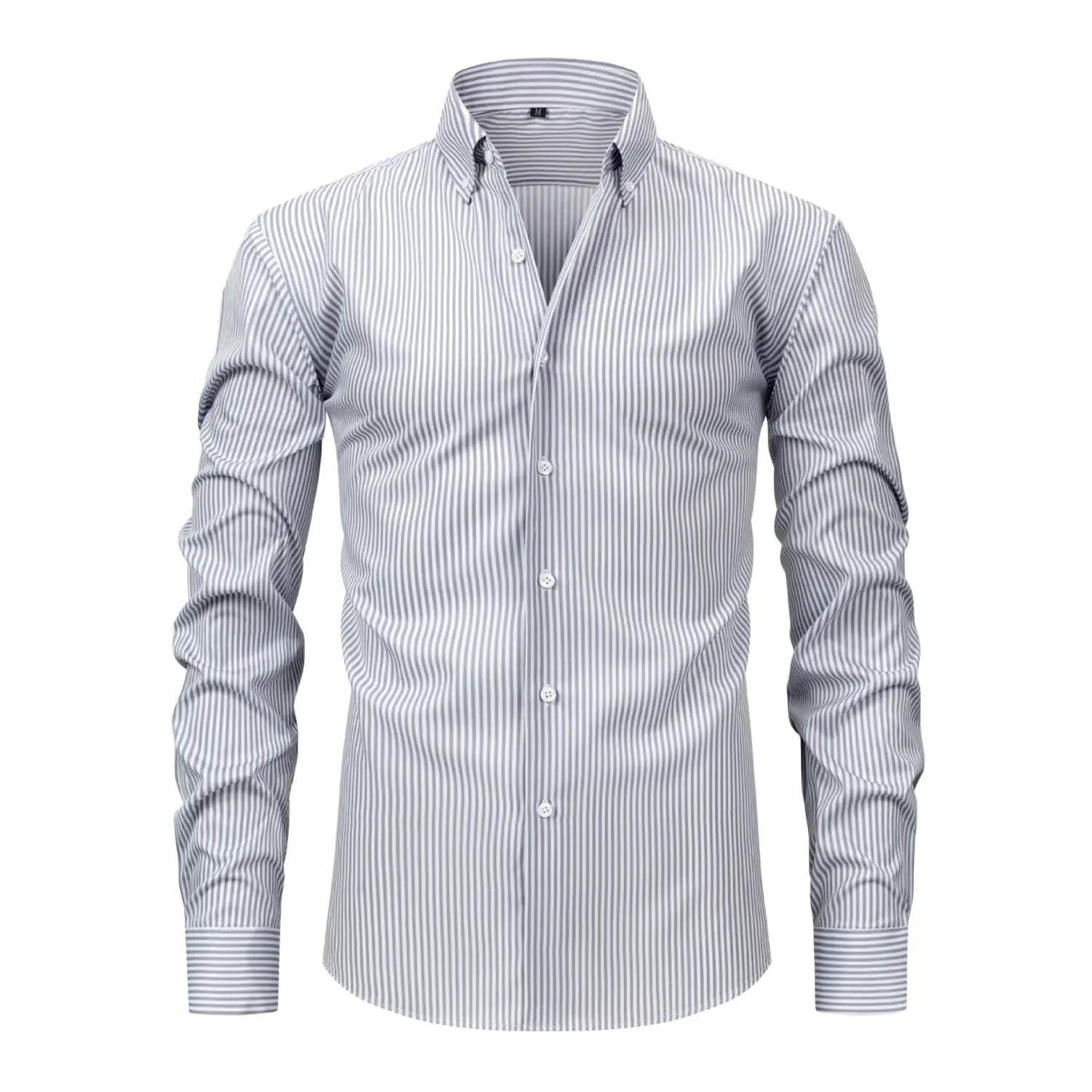 Ein elegantes Herren Stretch-Langarm-Kleidhemd mit klassischem Button-Down-Kragen und feinen vertikalen hellgrauen und weißen Streifen.