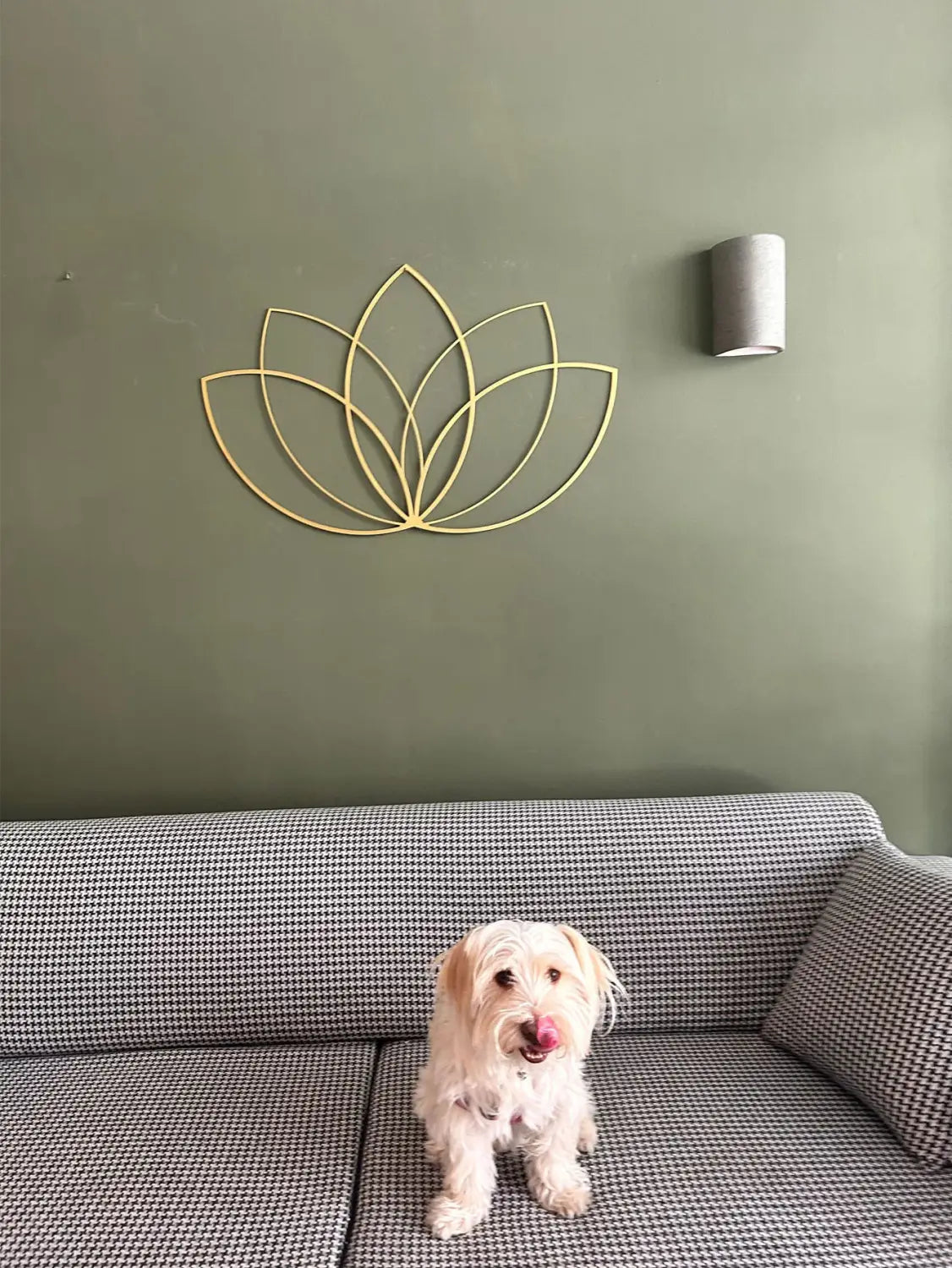 Goldene Lotusblumen-Metall-Wandkunst mit modernem Zen-Design in goldener Ausführung für elegante Wohnraumdekoration.