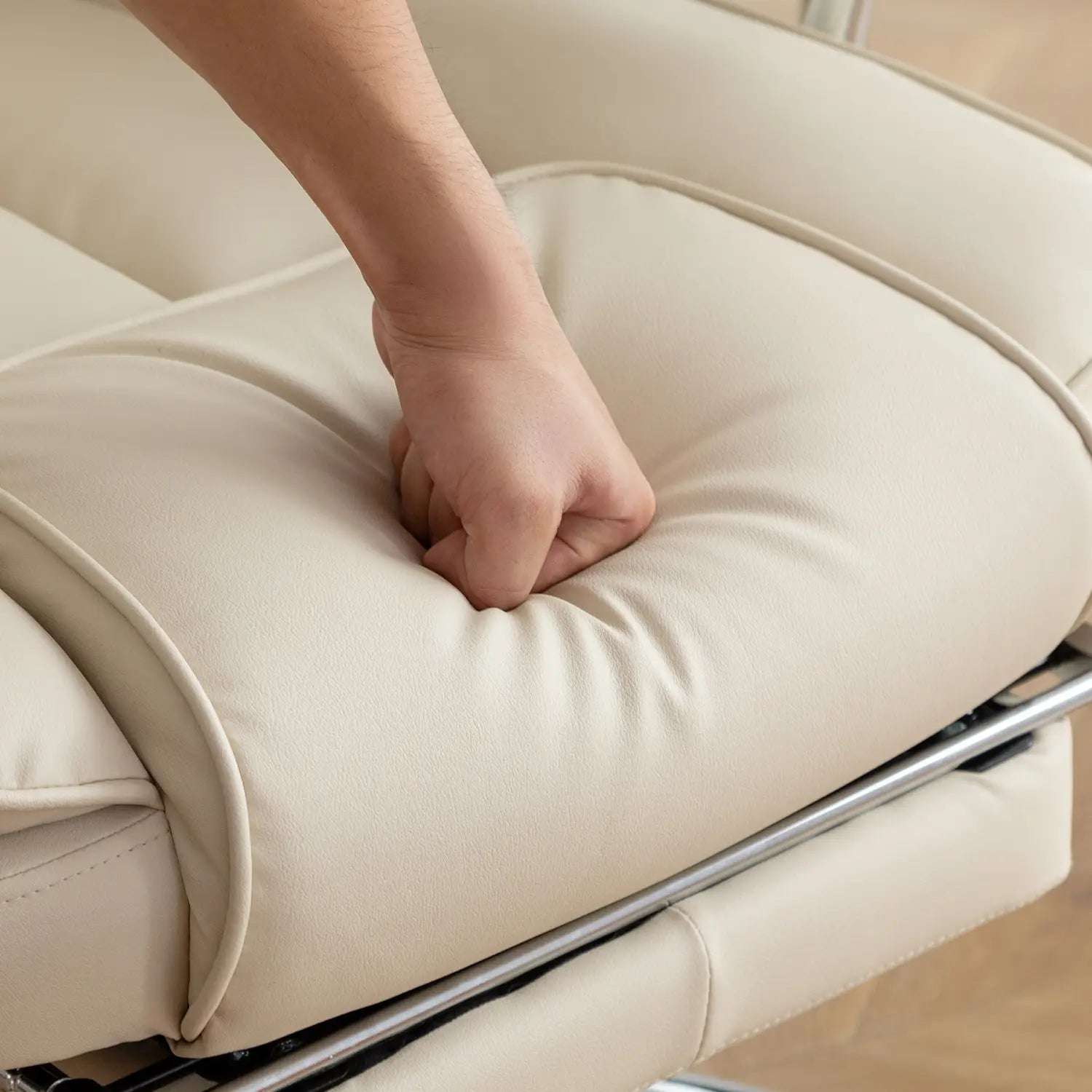 Coussin en cuir beige avec coutures, pour une chaise de bureau de direction en cuir grande et haute avec repose-pieds, conçu pour un maintien confortable.