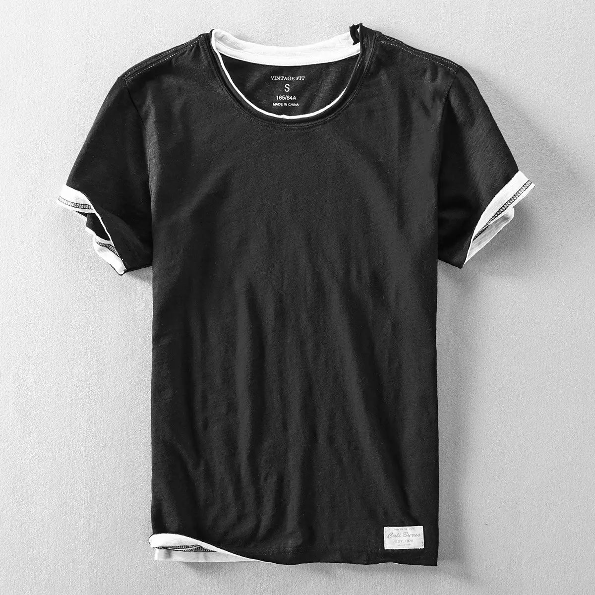 Schwarzes kurzärmeliges T-Shirt aus Baumwolle mit weißem Kontrastbesatz am Kragen, an den Ärmelsäumen und am Saum für Freizeitkleidung im Sommer.