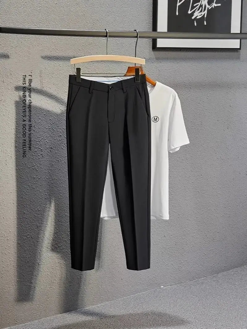 Herren-Slim-Fit-Anzughose aus schwarzem Stoff mit einem schlichten, geraden Beinverlauf und dezenten Bügelfalten am Bund