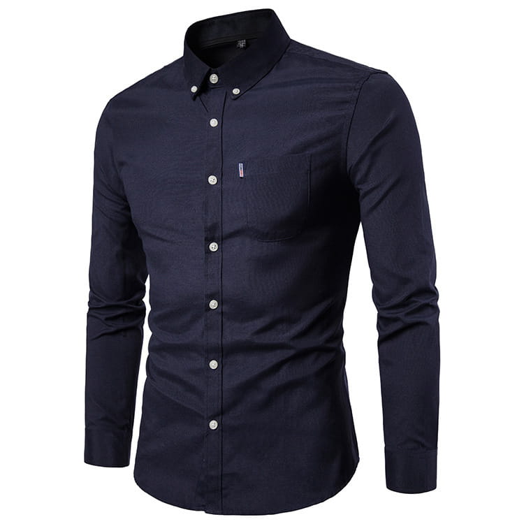 Chemise habillée homme à coupe slim, manches longues, bleu marine, avec boutons blancs et poche poitrine, adaptée aux occasions formelles.