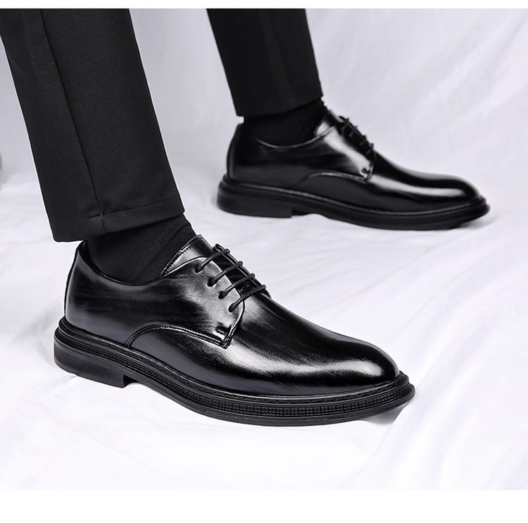 Chaussures de ville habillées Oxford en cuir noir pour homme, pour les mariages, avec finition polie et semelle en caoutchouc texturée.