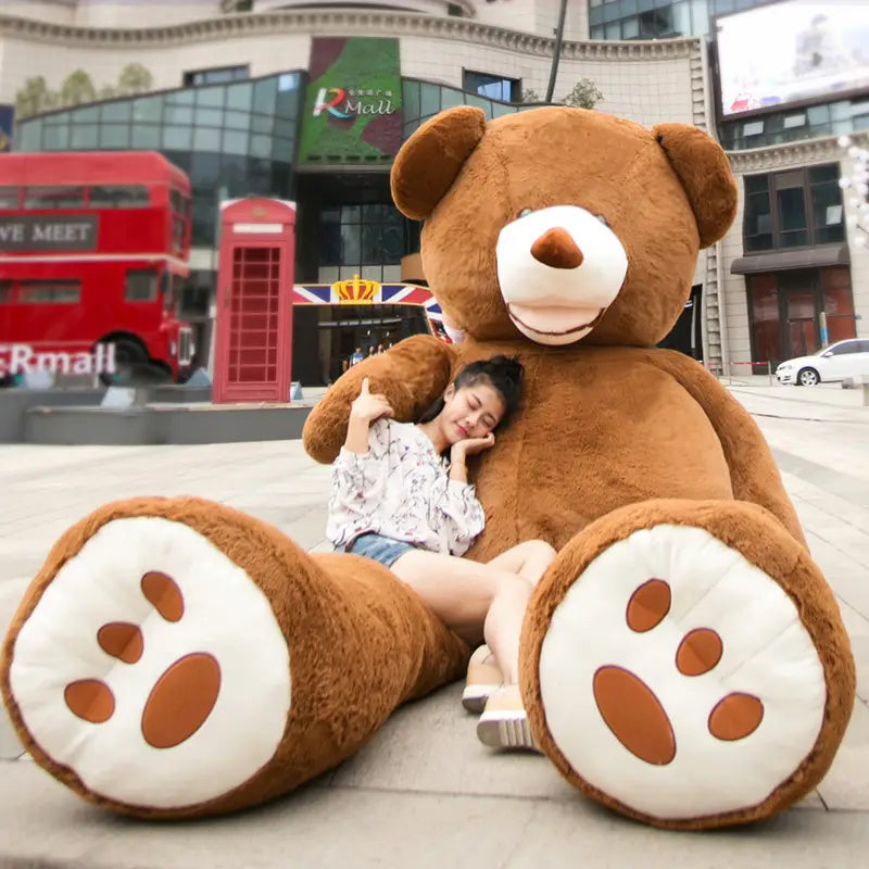Ein riesiger brauner Teddybär-Plüsch, weiches Stofftier, mit einer Größe von 1 Meter, mit weißen Pfotenpolstern und einer angenähten Nase